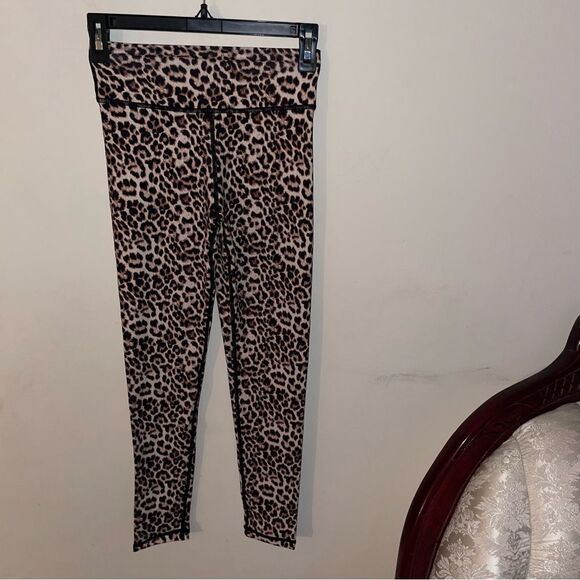 ZYIA Active Wear Leopard Print Scrunch Butt 7/8 legging Size 4 - Picture 3 of 6